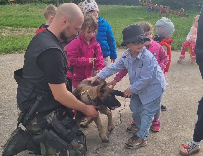 Policajti a psovodi
