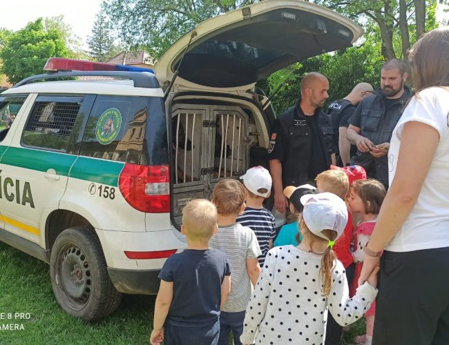 Policajti a psovodi
